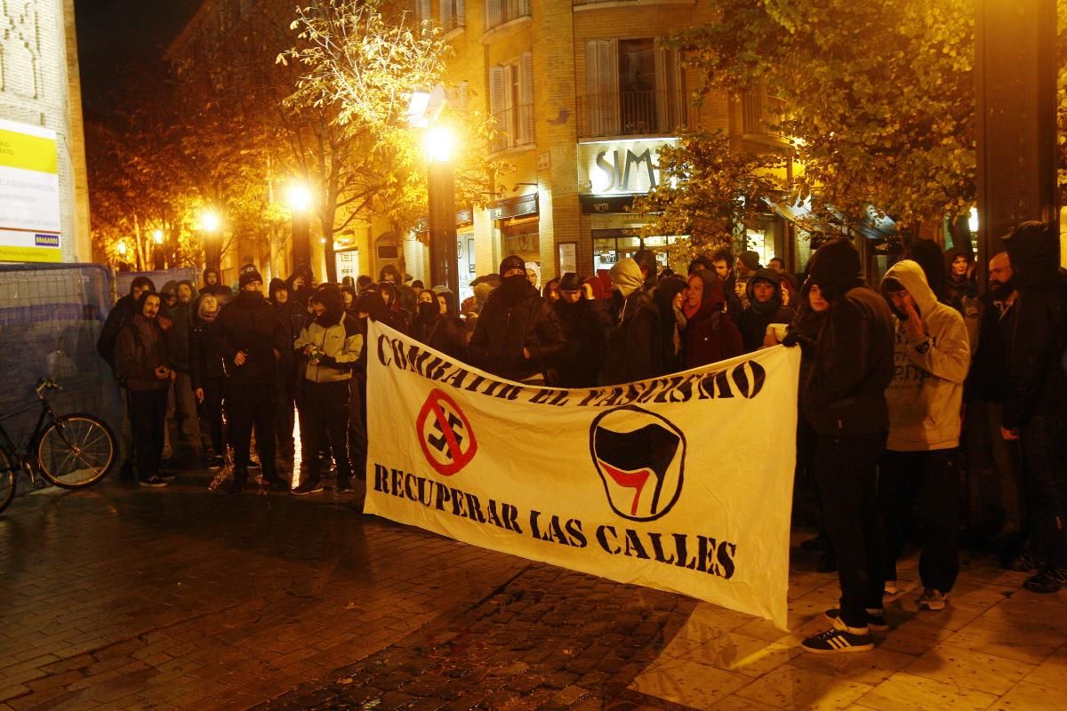 Manifestación antifascista por el manto de la Virgen del Pilar