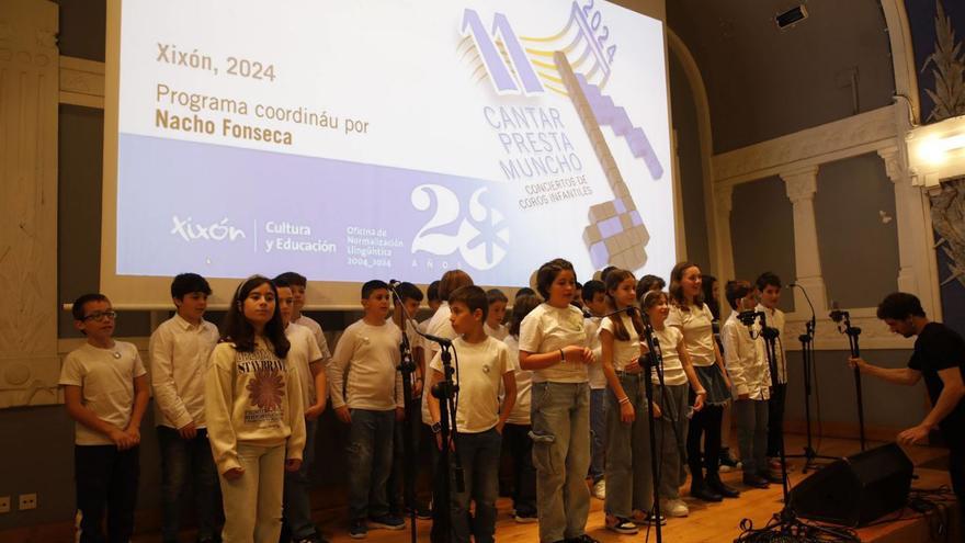 Menuda fiesta de coros y cultura asturiana