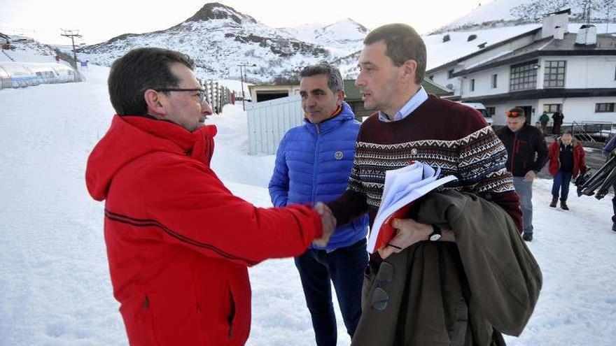 Genaro Alonso estrecha la mano del presidente del comité de huelga, Julio Antuña.