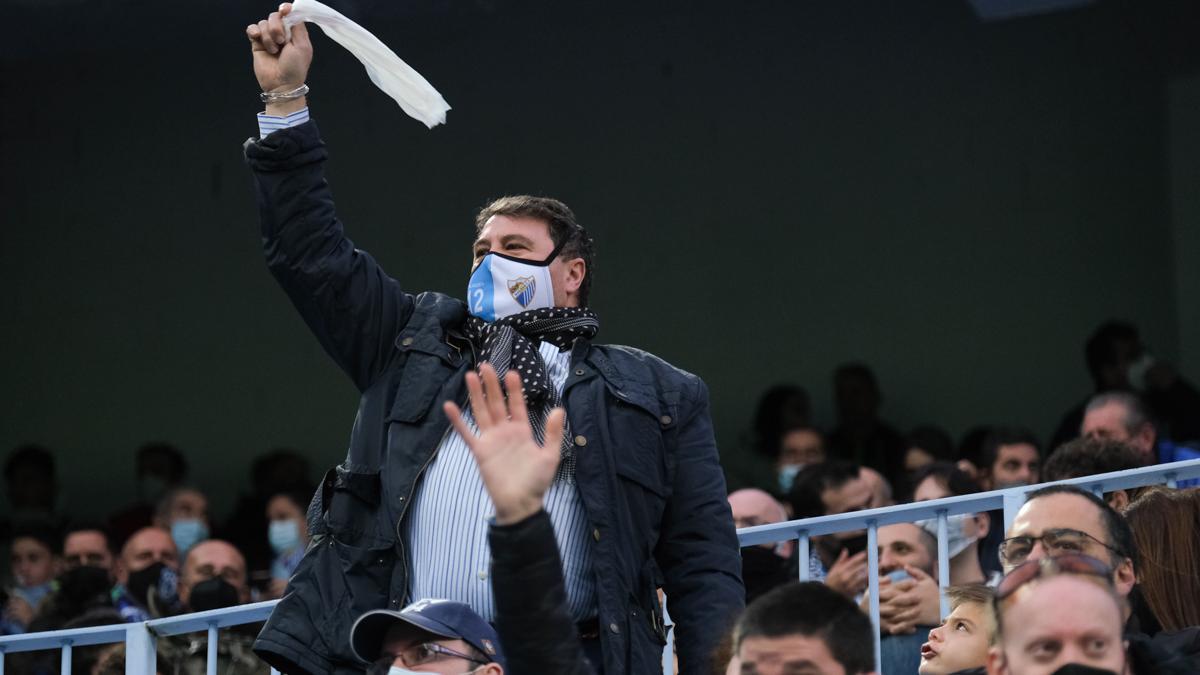 Un aficionado protesta por el juego del Málaga CF.