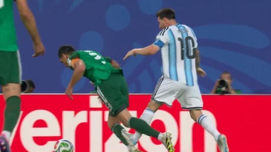 La más que posible expulsión perdonada a Leo Messi antes de su triplete para la historia