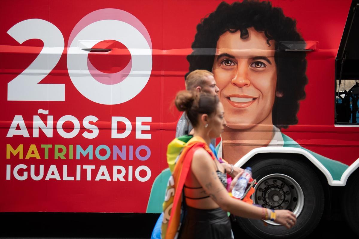 (Foto de ARCHIVO) Ambiente en las calles de Madrid durante la manifestación estatal del Orgullo LGTBI+ 2025, a 5 de julio de 2025, en Madrid (España). La manifestación de este año conmemora los 20 años del matrimonio igualitario en España. Bajo el lema “20 años avanzando en derechos: Ni un paso atrás”, reúne a dos millones de personas para reivindicar igualdad, visibilidad y protección frente a retrocesos y discursos de odio. Fernando Sánchez / Europa Press 05/07/2025. 05 JULIO 2025;2025 en IMÁGENES;