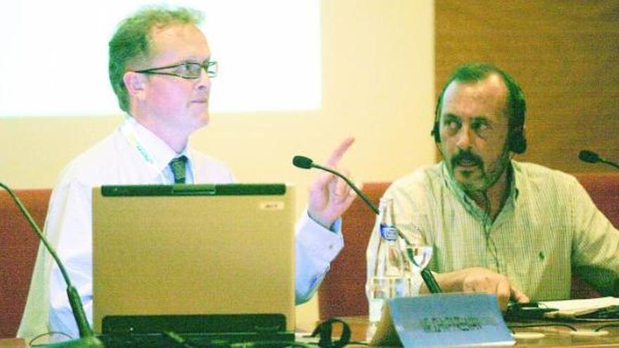 John Freeman y Javier Montejo, ayer, durante la conferencia en el hotel Palacio de Ferrera.