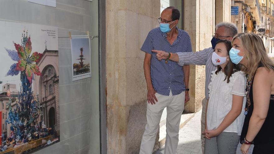 Concejales, la Bellea Infantil y un técnico, con uno de los carteles