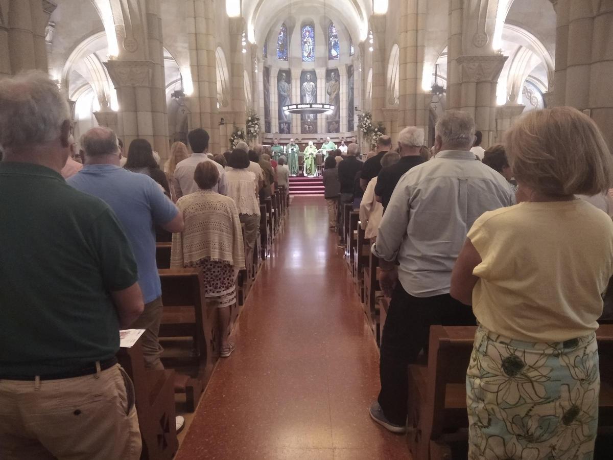 Un momento de la eucaristía en la iglesia de San Pedro.
