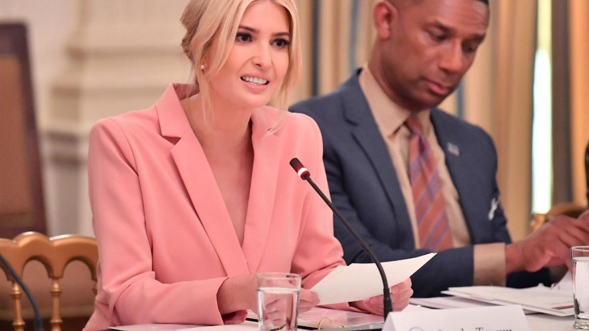 Ivanka Trump con traje rosa