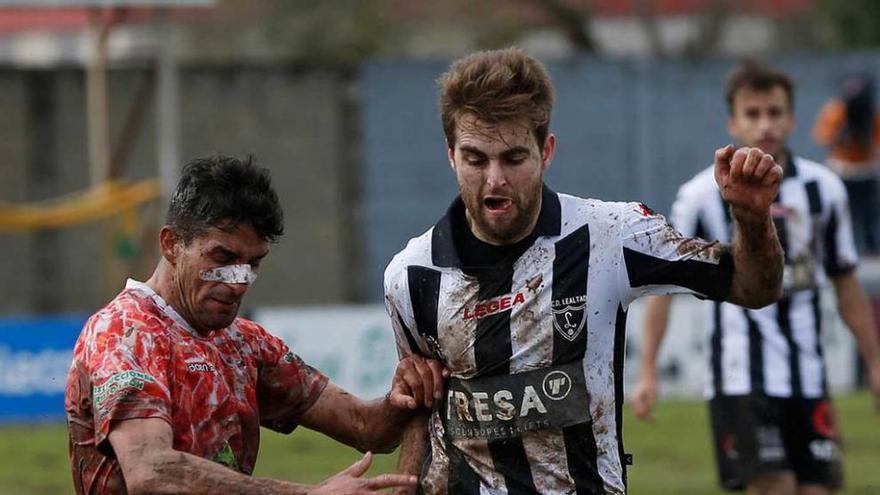 Álex disputa el balón en Les Caleyes con un jugador del Guijuelo.