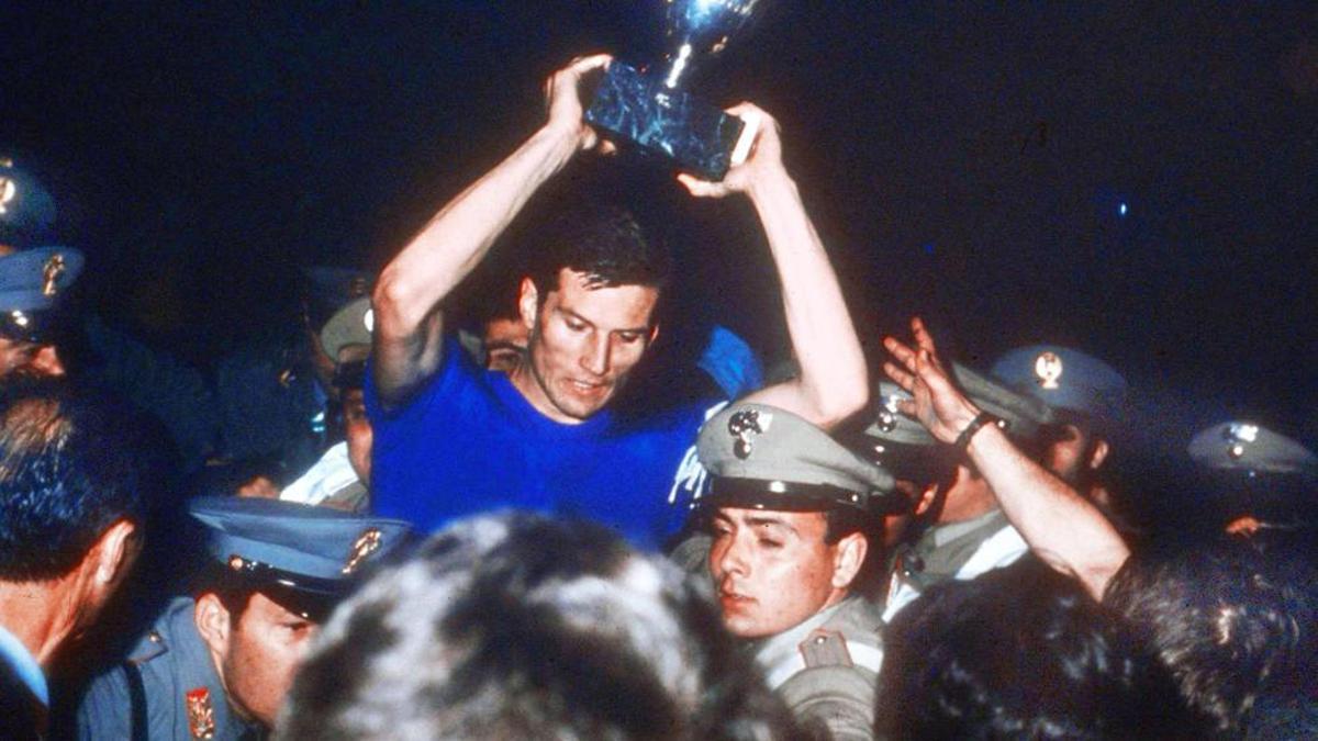 El capitán de Italia, Giacinto Facchetti, con el trofeo