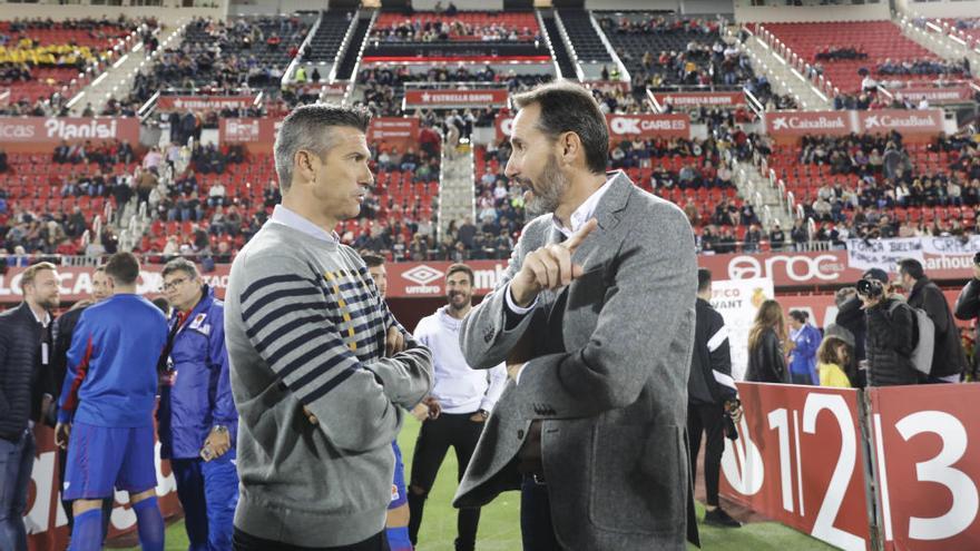 Pep Lluís Martí conversa con Moreno durante el partido de Sant Llorenç