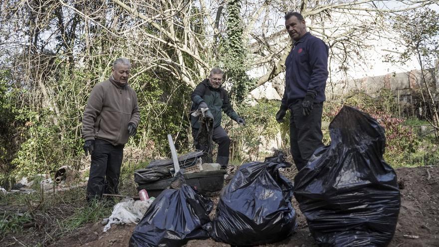 L'Agrupació de Pescadors de Manresa neteja la llera del riu Cardener