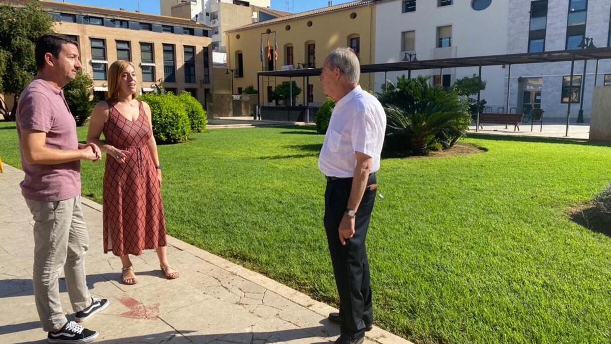 Marti Raga y Dolors Gimeno visitan las obras en la Plaça Major