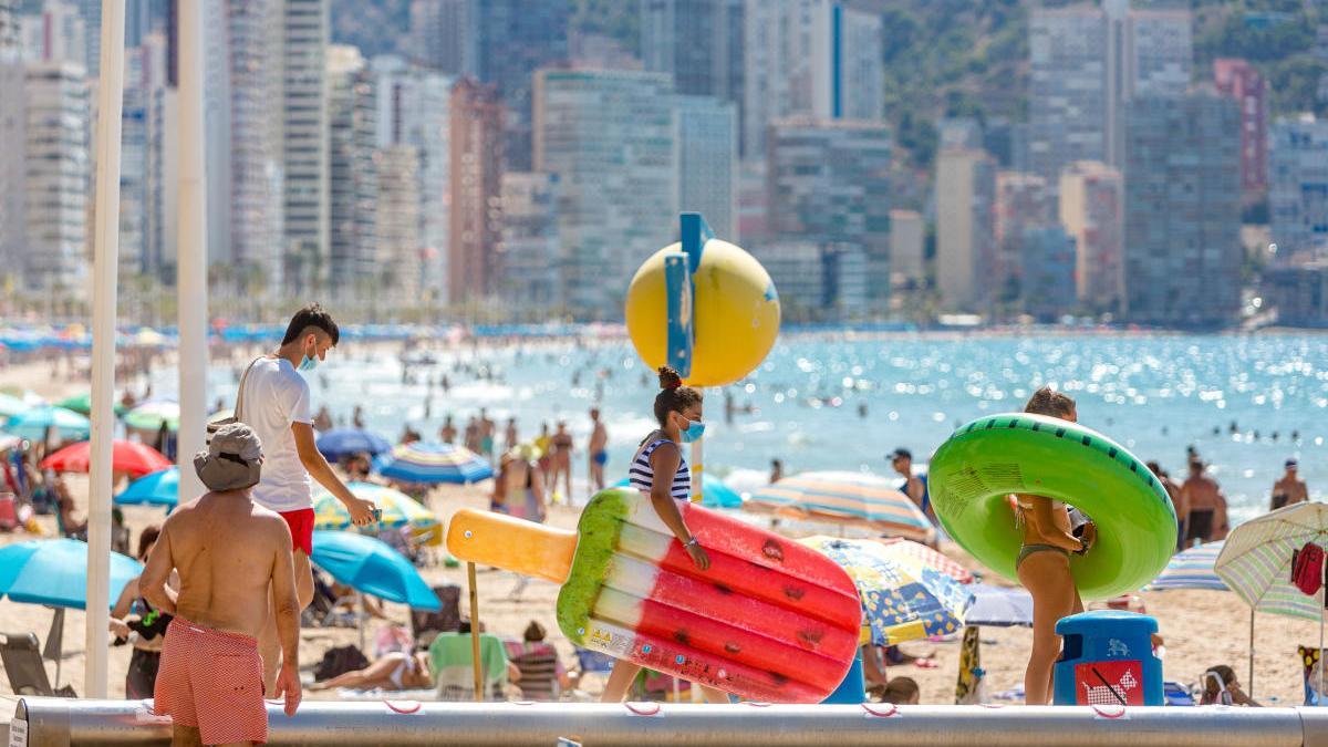 Bañlstas accediendo a la playa de Levante de Benidorm, ayer domingo