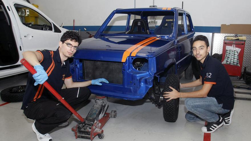 Los estudiantes que participarán con un Seat Panda en la aventura solidaria por el desierto de Marruecos.