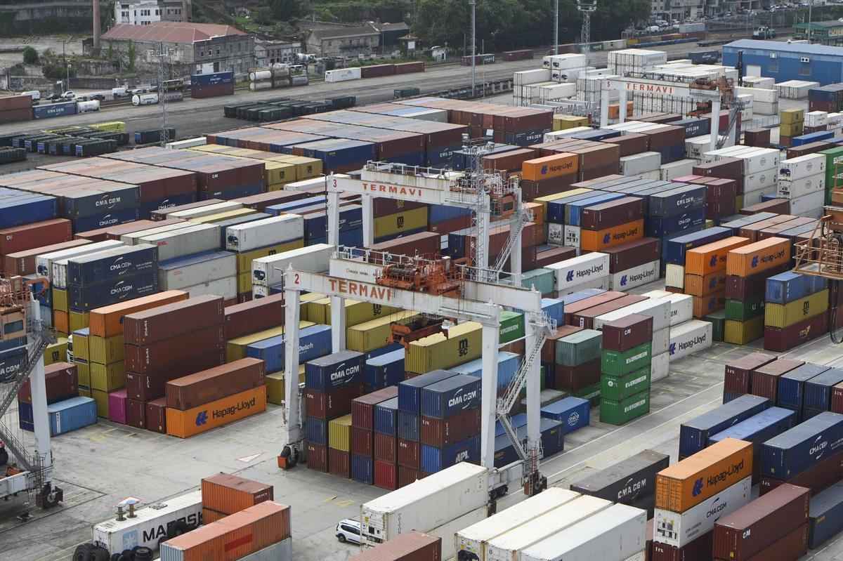 Contenedores con mercancías de exportación e importación en el muelle de Guixar del Puerto de Vigo.