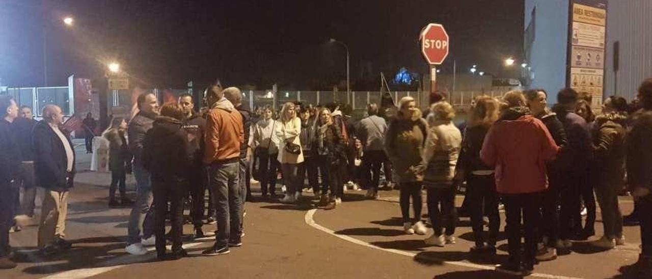 Piquetes frente a la planta de Cabomar, en Marín, la semana pasada. // FdV