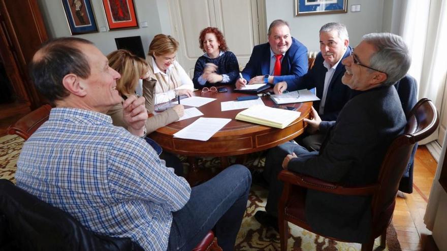 Los participantes en la reunión celebrada en el grupo parlamentario de IU.