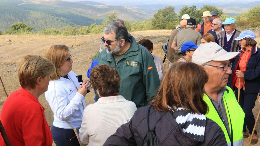 Un guardia civil habla con la hija de Miguel Fernández durante una de las búsquedas del anciano. | |  JOSÉ LUIS FERNÁNDEZ