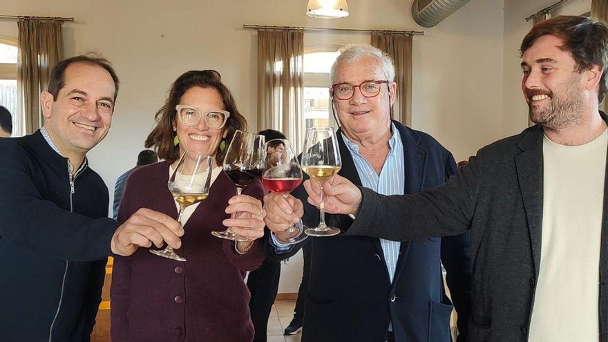En la imagen Arnau Galmés, enólogo de la bodega, junto a Maria Roses, Josep Lluís Roses y Òscar Roses.