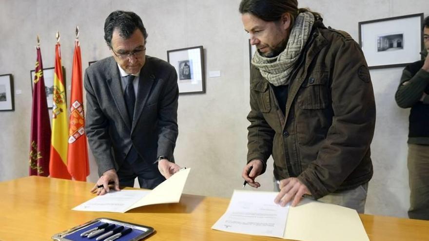 Firma del convenio con las asociaciones ayer en el Ayuntamiento.