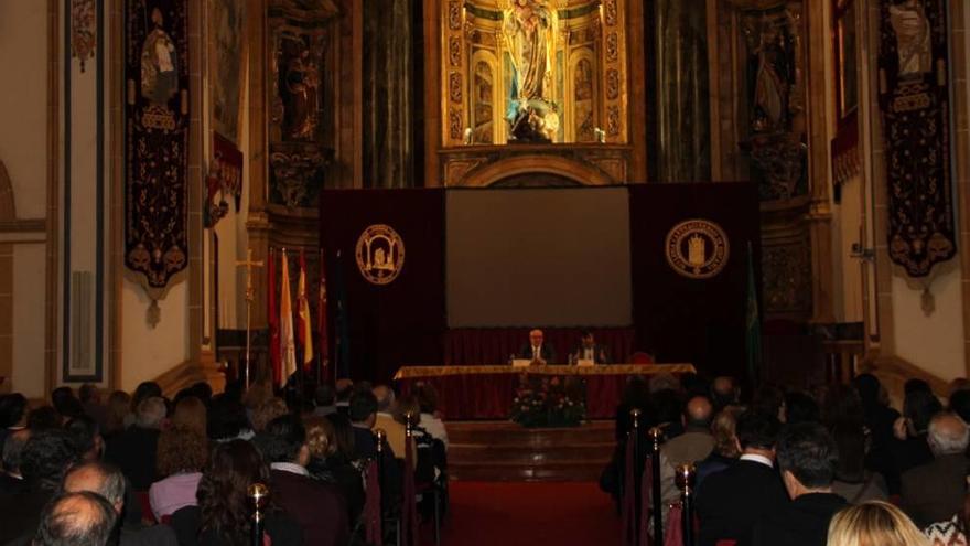 Un centenar de padres acudieron a la reunión de ayer.