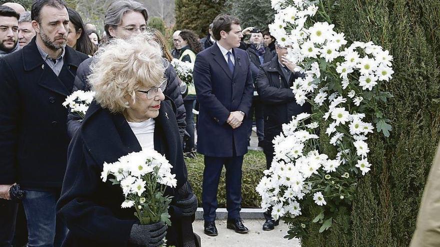 La alcaldesa de Madrid, Manuela Carmena, en el homenaje del parque del Retiro. // Europa Press