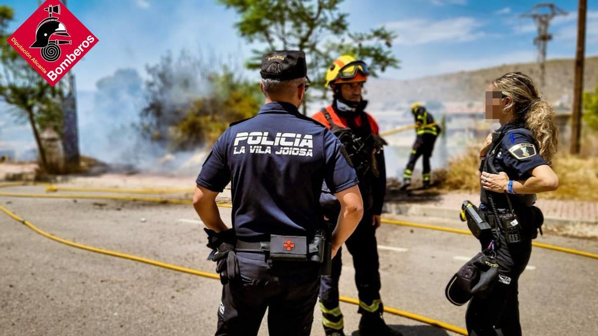 Efectivos durante el incendio declarado en La Vila. 