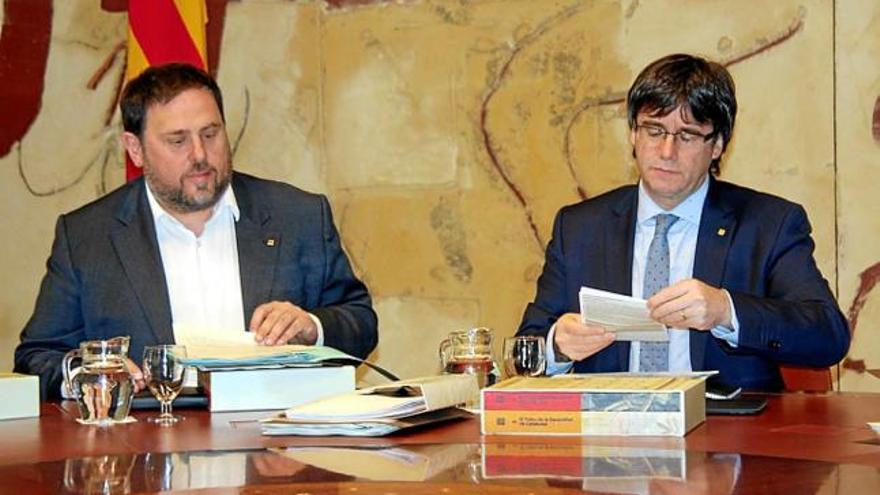 Oriol Junqueras i Carles Puigdemont, en una reunió de l&#039;executiu