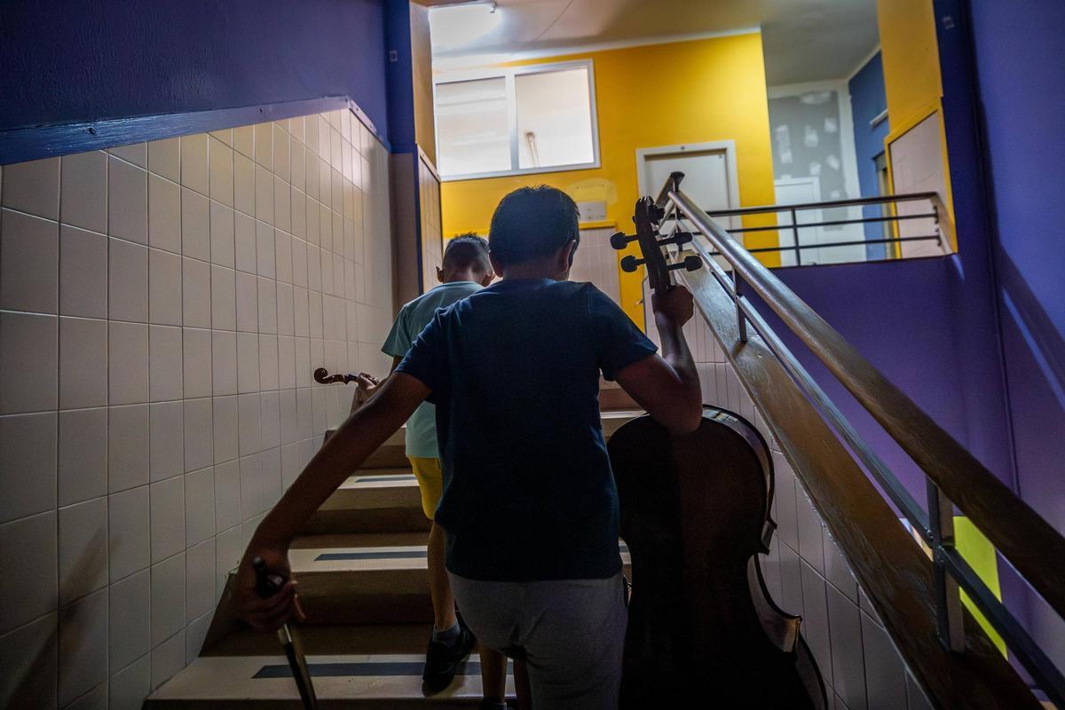 Niños de la escuela Pau Vila de L'Hospitalet, con sus instrumentos.