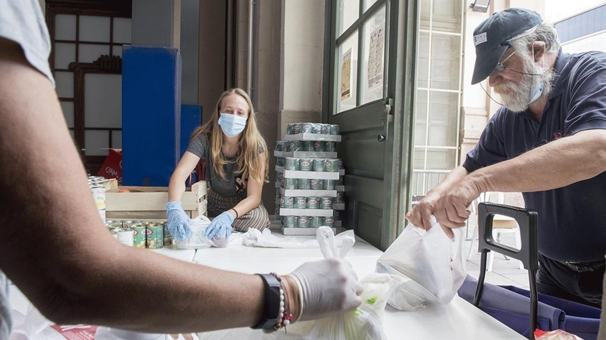 Voluntarios de la fundación Formació i Treball reparten comida entre las personas más vulnerables, el pasado 16 de mayo en Barcelona