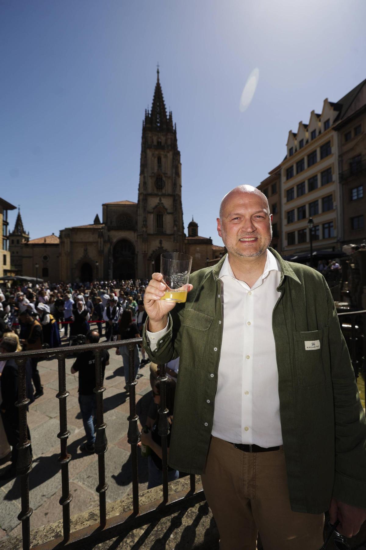 Oviedo levanta el brazo para un escanciado popular con más de un millar de personas por el Día Mundial de la Sidra, en imágenes