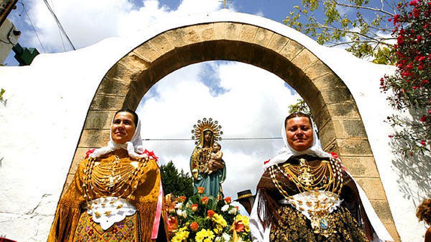 La Virgen de Jesús, portada por `balladores´ de la Colla de l´Horta, cerraba el desfile de imágenes religiosas.