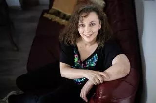 Laura inventó un bizcocho que hace recordar, como la magdalena de Proust