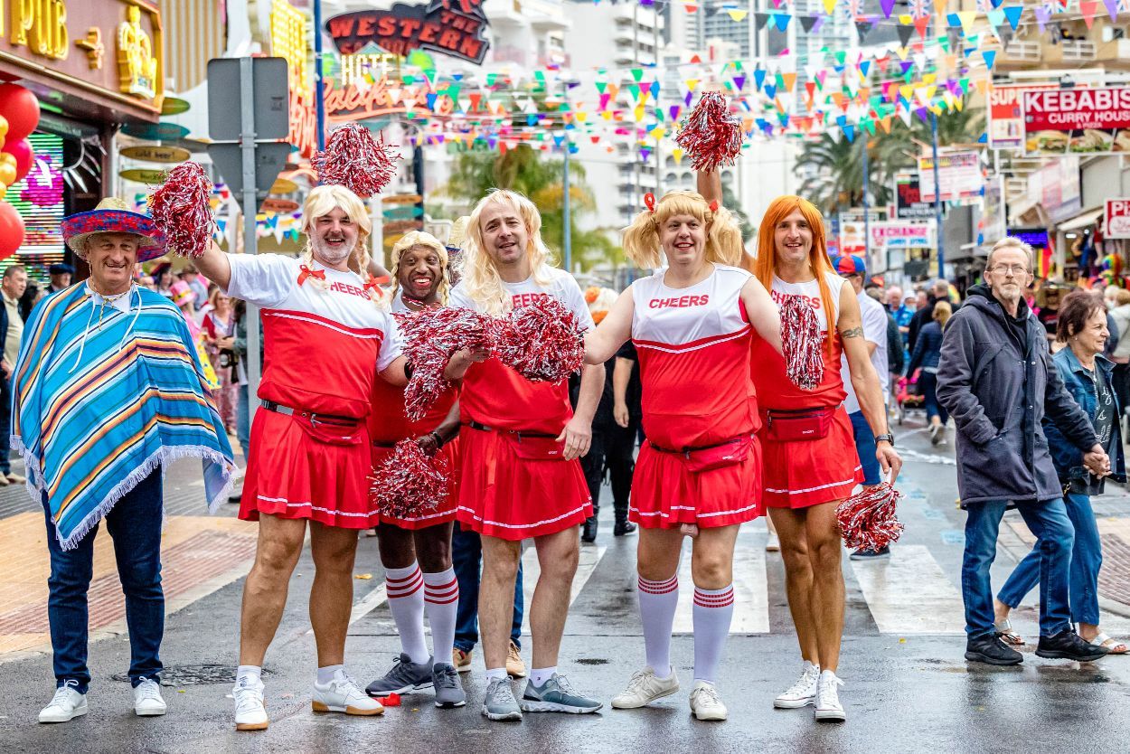 Los británicos desafían a la lluvia y celebran su "Fancy Dress Party" en Benidorm