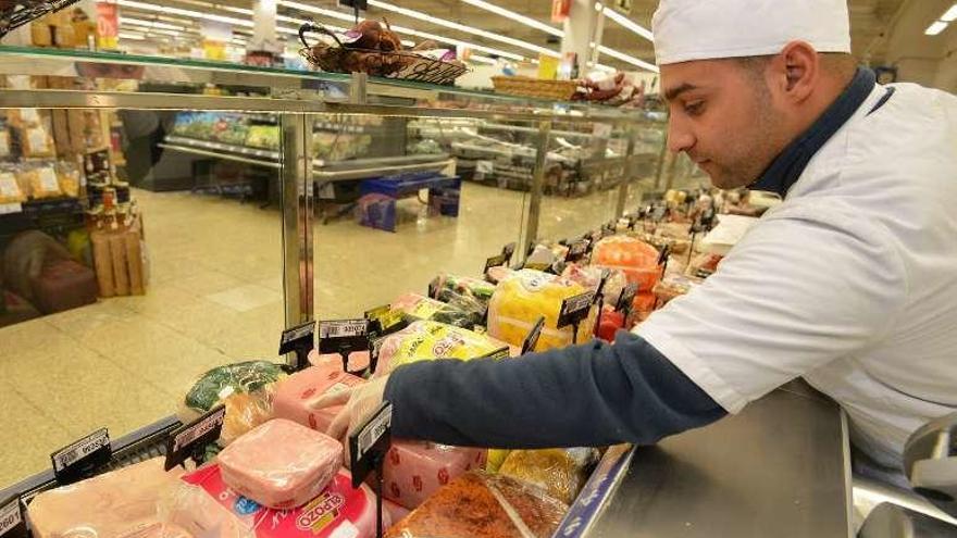 Sergio Jiménez organiza embutido en el Carrefour. // G.S.