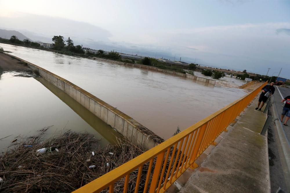 Evacuan la pedanía de Almoradí y desalojos en ...