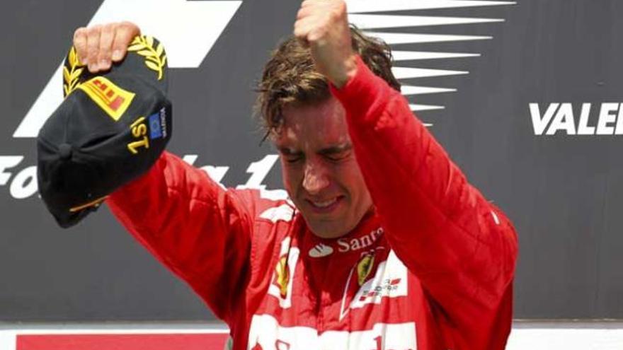 Fernando Alonso, emocionado en el podio.