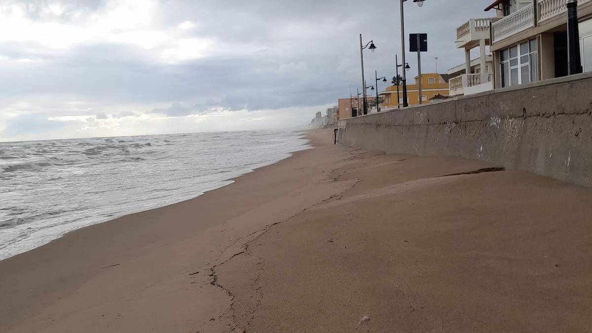 Estado que presentaba ayer la playa de El Perelló, cada vez con menos arena.