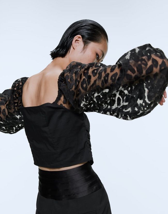 Top de Zara con mangas abullonadas y estampado animal