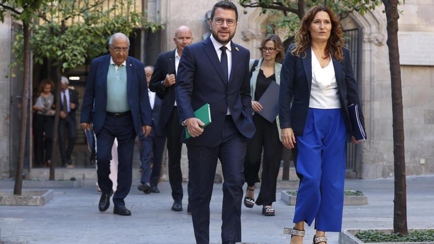 El 'president' Aragonès y la 'consellera' Vilagrà dirigiéndose a la reunión del Govern.