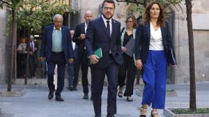 El president Aragonès y la consellera Vilagrà dirigiéndose a la reunión del Govern.