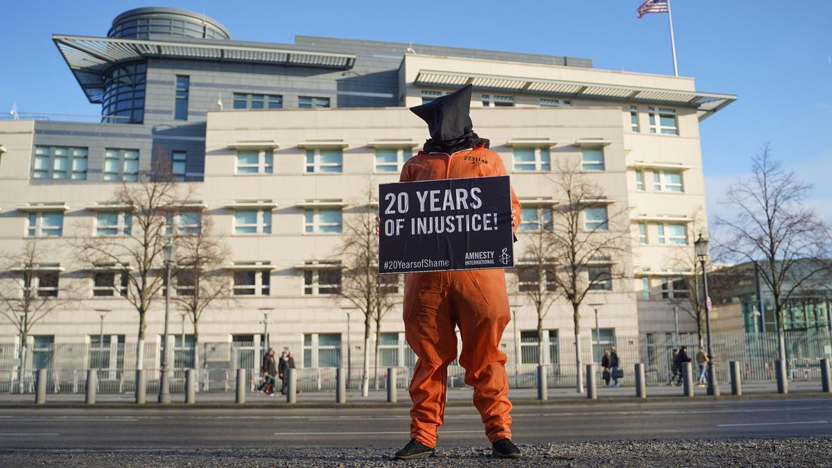 Activista de Amnistía Internacional protesta en la capital de Alemania, Berlín, por los 20 años de la apertura de la prisión de Guantánamo por parte de Estados Unidos.