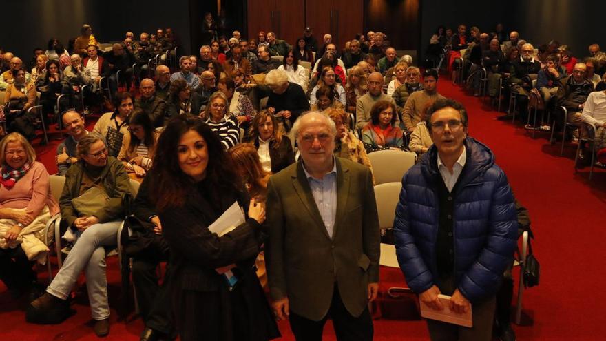 Por la izquierda, Susana Al-Halabí, Marino Pérez y Pedro Marina, ayer en el Club.