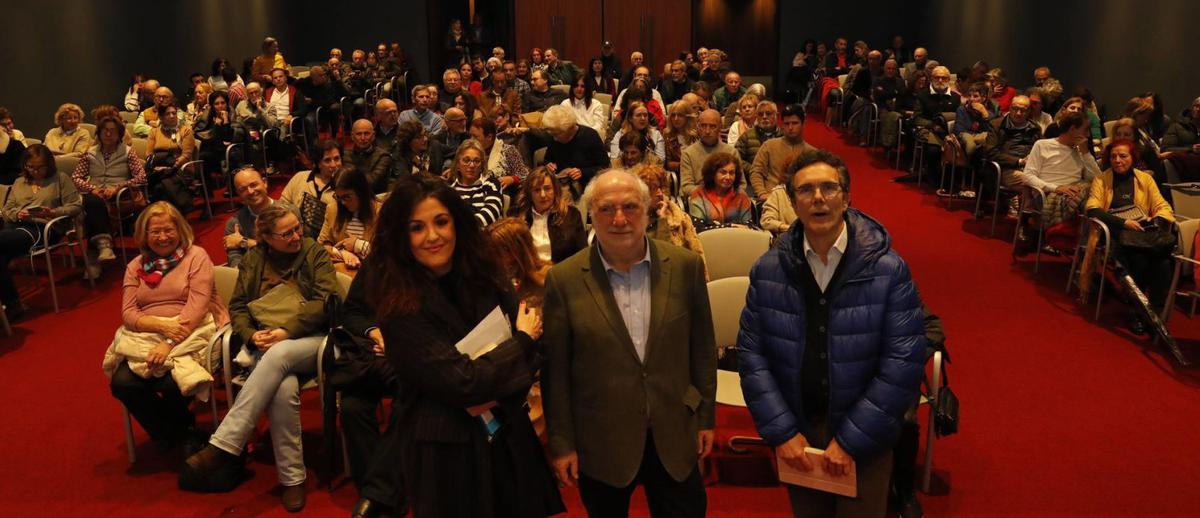 Por la izquierda, Susana Al-Halabí, Marino Pérez y Pedro Marina, ayer en el Club.