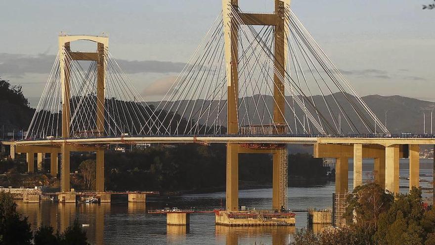 El puente de Rande, que luce ya los nuevos carriles, los refuerzos de los pilares y los tirantes. // R. Grobas