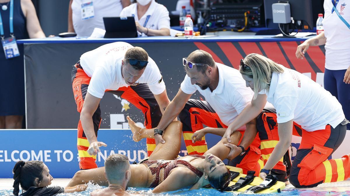 Anita Álvarez, rescatada por Andrea Fuentes en el agua y varios socorristas fuera de la piscina