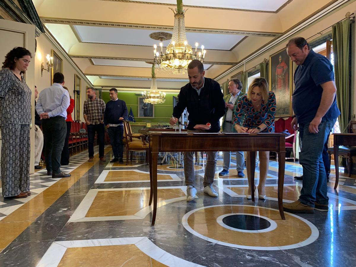 El alcalde de Siero, Ángel García, y la edil de Urbanismo, Susana Madera, durante la firma, esta mañana, en el Ayuntamiento de Oviedo.
