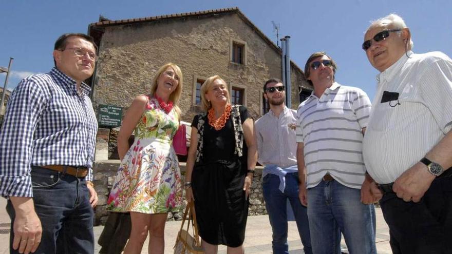 Mercedes Fernández, ayer, junto a los miembros de las juntas locales del PP en el Nalón.