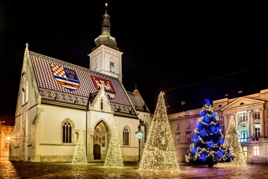 Árboles navideños frente a la iglesia de San Marcos