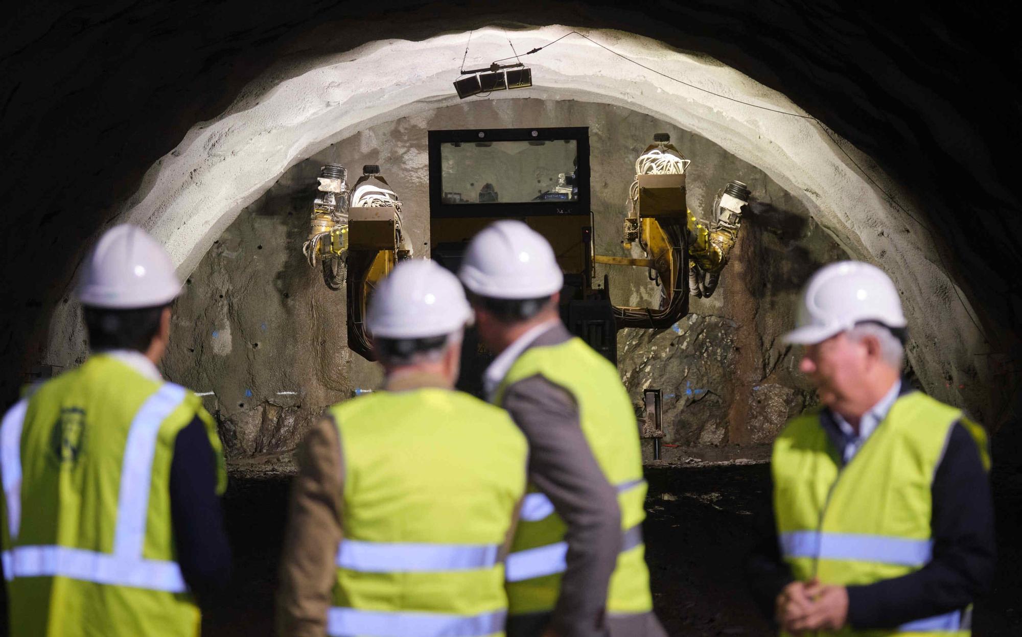 El presidente de Canarias visita las obras del cierre del anillo insular en Santiago del Teide.