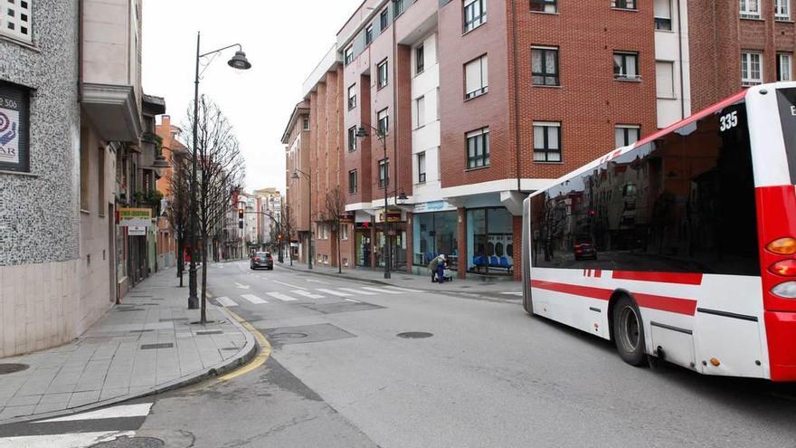 Un autobús circula por la avenida de Galicia.